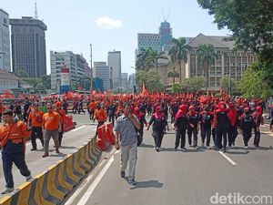 Demo Tolak Perppu Ciptaker, Massa Partai Buruh Tiba di Patung Kuda Demo Tolak Perppu Ciptaker, Massa Partai Buruh Tiba di Patung Kuda