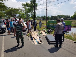 2 Pemotor Tewas Tertabrak Truk Oleng di Mojokerto