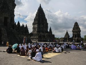 Momen Persembahyangan Hari Raya Kuningan di Beberapa Wilayah Indonesia Momen Persembahyangan Hari Raya Kuningan di Beberapa Wilayah Indonesia