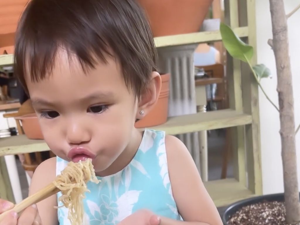 Gemas! Potret Claire Anak Shandy Aulia yang Pintar Makan Sendiri Gemas! Potret Claire Anak Shandy Aulia yang Pintar Makan Sendiri