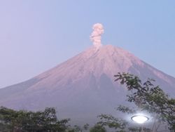 Gunung Semeru Erupsi Dua Kali Pagi Ini