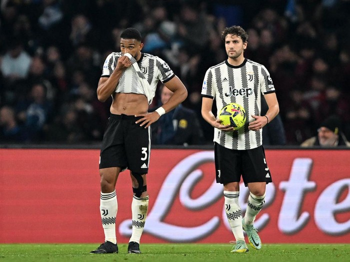 NAPLES, ITALY - JANUARY 13: Bremer and Manuel Locatelli of Juventus show their disappointment during the Serie A match between SSC Napoli_Juventus at Stadio Diego Armando Maradona on January 13, 2023 in Naples, Italy. (Photo by Francesco Pecoraro/Getty Images)