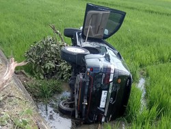 Mobil Fortuner Terjun ke Sawah di Purworejo, 1 Orang Tewas