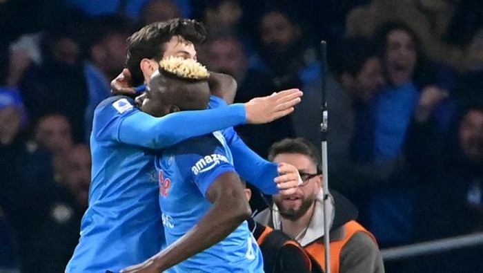 Napolis Nigerian forward Victor Osimhen (R) celebrates with Napolis Georgian forward Khvicha Kvaratskhelia (L) after he scored a goal during the Italian Serie A football match between Napoli and Juventus at the Diego-Maradona stadium in Naples on January 13, 2023. (Photo by Alberto PIZZOLI / AFP)