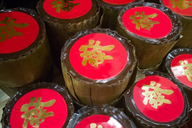 Kue Keranjang Kue keranjang memiliki rasa yang manis dipercaya dapat membawa kebahagiaan di Tahun Baru Imlek