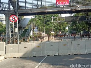 Jelang Demo Partai Buruh, Lalin Arah Istana Ditutup Kawat Berduri