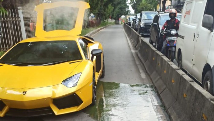 Lamborghini Overheat Di Jalur Busway, Cuaca Jakarta Jadi Kendala