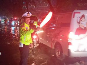 Gedebage Bandung Macet gegara Banjir, Polisi Lakukan Contraflow Gedebage Bandung Macet gegara Banjir, Polisi Lakukan Contraflow