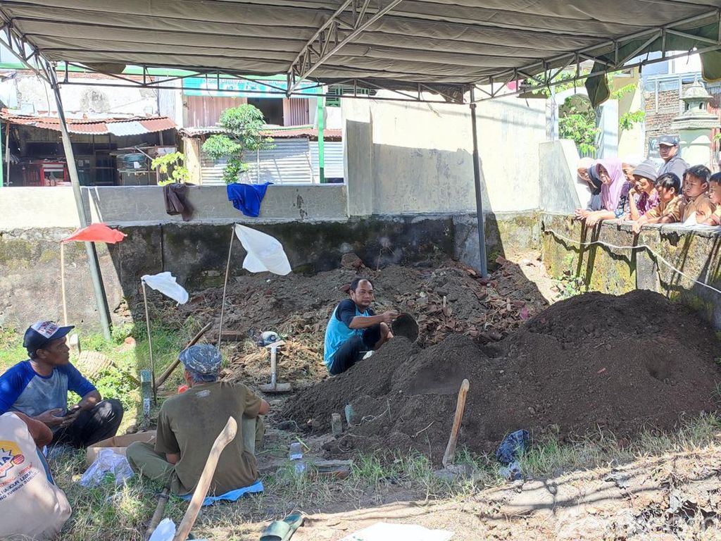 10 Makam Keluarga Kiai Dibongkar Imbas Pembangunan Tol Kediri