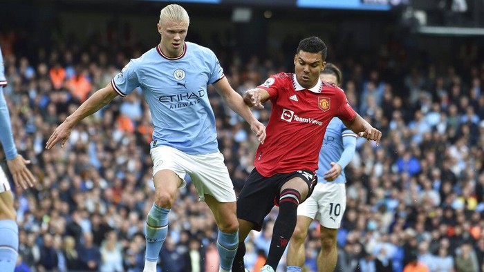 Manchester Citys Erling Haaland, left, challenges for the ball with Manchester Uniteds Casemiro during the English Premier League soccer match between Manchester City and Manchester United at Etihad stadium in Manchester, England, Sunday, Oct. 2, 2022. (AP Photo/Rui Vieira)