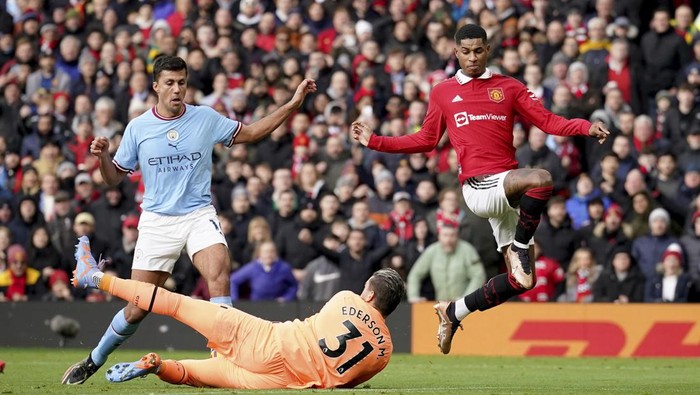 Manchester Uniteds goalkeeper Martin Dubravka saves in front of Manchester Uniteds Marcus Rashford during the English Premier League soccer match between Manchester United and Manchester City at Old Trafford in Manchester, England, Saturday, Jan. 14, 2023. (AP Photo/Dave Thompson)