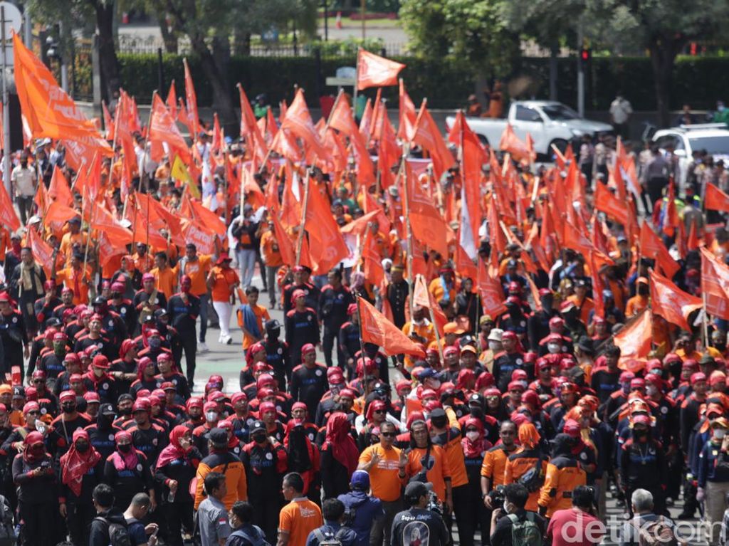 Massa Buruh di Jakarta Demo Tolak Perppu Cipta Kerja Massa Buruh di Jakarta Demo Tolak Perppu Cipta Kerja