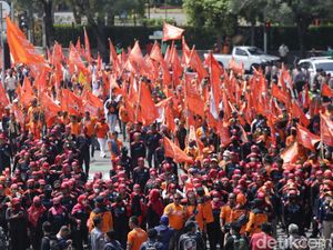 Massa Buruh di Jakarta Demo Tolak Perppu Cipta Kerja Massa Buruh di Jakarta Demo Tolak Perppu Cipta Kerja