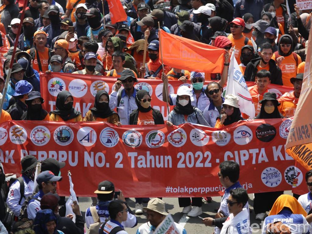 Ribuan Buruh Demo Tolak Formula Upah Minimum Dalam Perppu Ciptaker