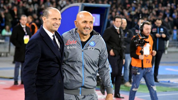 Juventus Italian coach Massimiliano Allegri (L) and Napolis Italian coach Luciano Spalletti (R) pose for a photograph before the Italian Serie A football match between Napoli and Juventus at the Diego-Maradona stadium in Naples on January 13, 2023. (Photo by Alberto PIZZOLI / AFP)