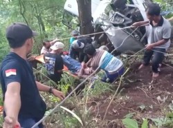 Avanza Masuk Jurang Jalur Maut Cangar-Pacet, 5 Orang Luka-luka