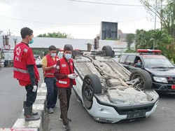 Subaru Terbalik Usai Tabrak Median Jalan Sulawesi Surabaya