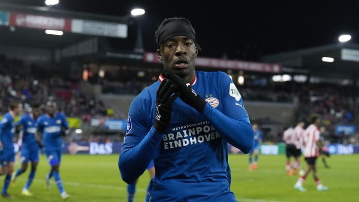 ROTTERDAM, NETHERLANDS - JANUARY 10: Noni Madueke of PSV celebrates 0-2 during the Dutch KNVB Beker  match between Sparta v PSV at the Sparta Stadium Het Kasteel on January 10, 2023 in Rotterdam Netherlands (Photo by Photo Prestige/Soccrates/Getty Images)