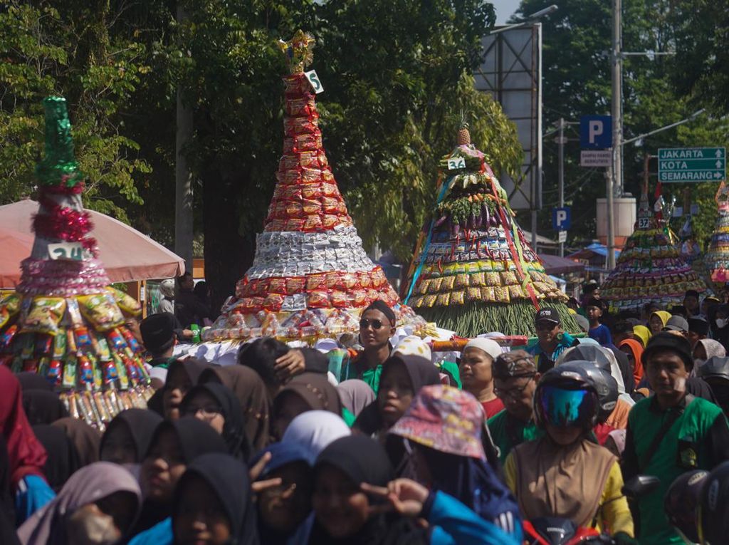 Meriahnya Parade Gunungan dan Karnaval Becak Hias di Pekalongan Meriahnya Parade Gunungan dan Karnaval Becak Hias di Pekalongan
