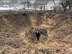 Tembakan Roket Rusia Bikin Kawah Besar di Ukraina, Begini Penampakannya