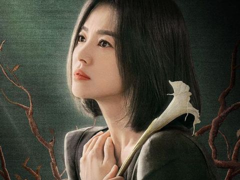 Bunga trompet yang menjadi simbol kehancuran, muncul di poster.