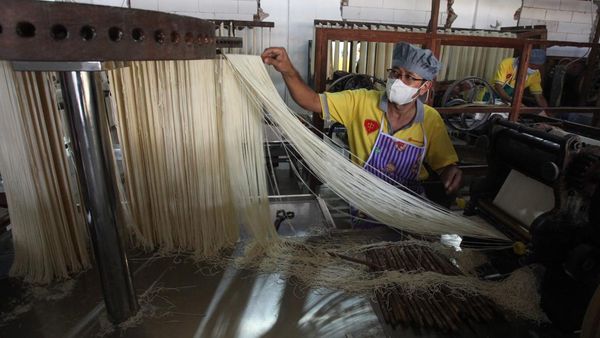 Produksi Misua Jelang Imlek Raih Cuan Bombastis