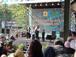 Bagi-bagi Sepeda Mirip Jokowi dan Gimmick Politik Ridwan Kamil di Tasik