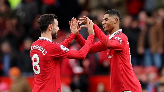 Soccer Football - Premier League - Manchester United v Manchester City - Old Trafford, Manchester, Britain - January 14, 2023 Manchester Uniteds Bruno Fernandes and Marcus Rashford celebrate after the match REUTERS/Phil Noble EDITORIAL USE ONLY. No use with unauthorized audio, video, data, fixture lists, club/league logos or live services. Online in-match use limited to 75 images, no video emulation. No use in betting, games or single club /league/player publications.  Please contact your account representative for further details.