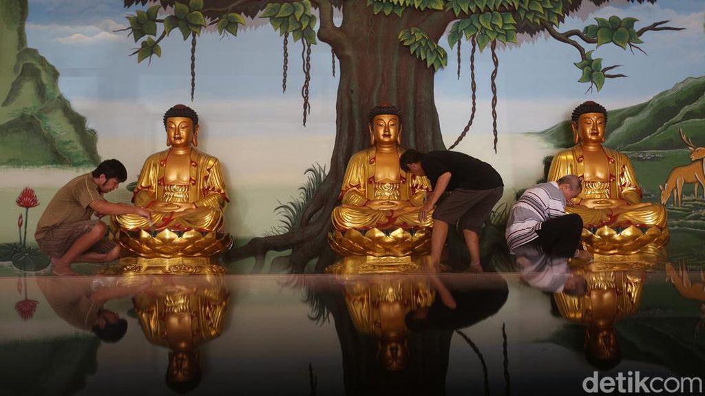 Tradisi Bersih-bersih Patung Dewa di Vihara Amurva Bhumi Tradisi Bersih-bersih Patung Dewa di Vihara Amurva Bhumi