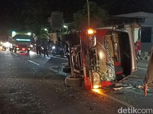 Truk Muat 2,4 Ton Telur Puyuh Terguling di Tulungagung
