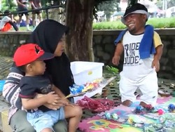 Ucok Baba Pilih Jual Lato-lato di Trotoar Ketimbang Ngeluh Sepi Job