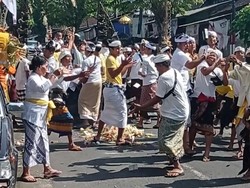 Sorak Sorai Tradisi Mesuryak Saat Kuningan di Bongan, Krama Berebut Uang