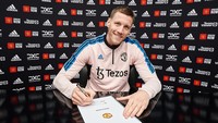 Depan: Wout Weghorst (Manchester United). Tinggi 197cm. Foto: Manchester United via Getty Imag/Manchester United