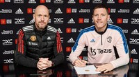 Di bursa musim dingin kali ini, MU meminjam striker Wout Weghorst. Pemain jangkung ini digadang-gadang punya banyak kriteria yang diinginkan Erik ten Hag, termasuk melakukan marking sedari garis depan. Bisakah ia sukses? Foto: Manchester United via Getty Imag/Manchester United