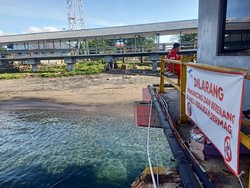 Menghindari Petugas Pelabuhan, Meraup Cuan di Laut