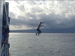 Penghibur Penumpang di Pelabuhan Gilimanuk