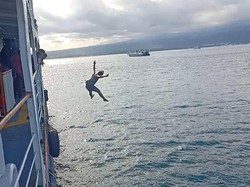 Kisah Anak Logam di Selat Bali: Menantang Maut, Meraup Cuan