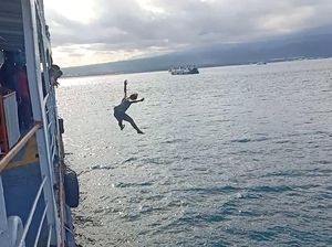 Kisah Anak Logam di Selat Bali: Menantang Maut, Meraup Cuan Kisah Anak Logam di Selat Bali: Menantang Maut, Meraup Cuan