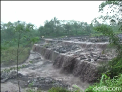 Banjir Lahar Semeru Terjang Sejumlah Daerah Aliran Sungai