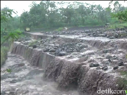 Penampakan Banjir Lahar Gunung Semeru Terjang Sejumlah Aliran Sungai