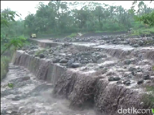 Penampakan Banjir Lahar Gunung Semeru Terjang Sejumlah Aliran Sungai Penampakan Banjir Lahar Gunung Semeru Terjang Sejumlah Aliran Sungai