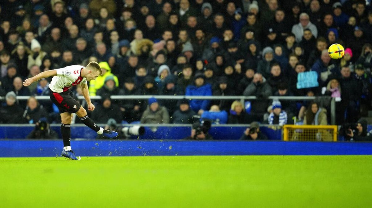James Ward-Prowse dekati rekor tendangan bebas David Beckham (Foto: AP/Jon Super)