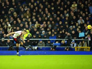 Ward-Prowse Dekati Rekor Tendangan Bebas Beckham
