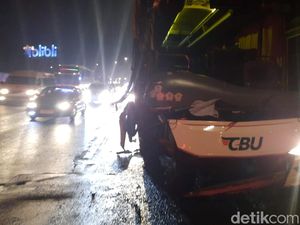 Bus Tabrak Truk di Cipularang, Kondektur Tewas di Tempat