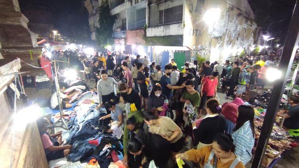 Potret Warga Berburu Baju Bekas di Pasar Badung Bali