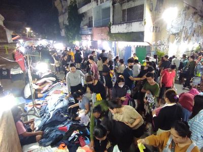 Potret Warga Berburu Baju Bekas di Pasar Badung Bali