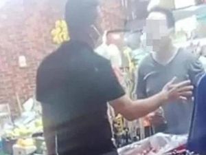 Cuma Sentuh Buah Dagangannya, Penjual Ini Paksa Orang Membeli Buahnya