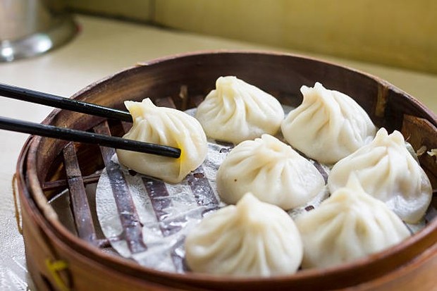 Dumpling dianggap sebagai pembawa keberuntungan dan rejeki di Tahun Baru Imlek