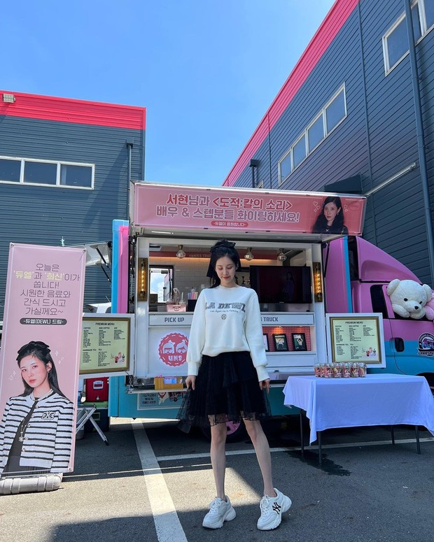 Gaya feminin ala Seohyun SNSD. Foto: Instagram.com/seojuhyun_s Gaya feminin ala Seohyun SNSD. Foto: Instagram.com/seojuhyun_s