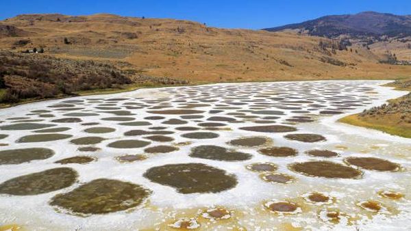 Hii.. Ada Danau Bolong-bolong di Kanada